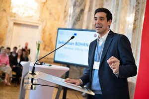 Neujahrsbaby Ibrahim: Sebastian Bohrn Mena will Eltern nach Hasskommentaren unterstützen. Foto: Sebastian Bohrn Mena/Facebook