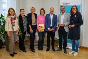Stadtrat Mag. Franz Petritz begrüßte mit Vertretern der Politik und dem Präventionsteam den Vortragenden Prof. Dr. Jochen Geigl in Klagenfurt. Foto: StadtKommunikation / Hude