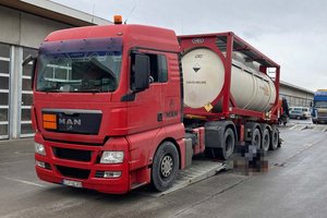 Schwerste Mängel und 25.220 kg Säure transportiert: Gefahrenguttransporter gestoppt. Foto: Polizei Kärnten