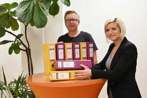 Dipl.-Ing. Andreas Riedel (li) und Anita Muschlin von der Marketing-Abteilung der STW mit eingereichten und anonym in Ordnern abgehefteten Arbeiten zahlreicher Poeten. Am 22. Oktober ist Einsendeschluss! Foto: Edlinger/KK