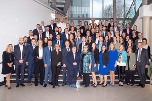 Die erfolgreichen AbsolventInnen des Masterlehrgangs Business Manager:in mit den Vertreter:innen der Kooperationspartner WIFI und M/O/T®. Foto: Fotostudio Horst