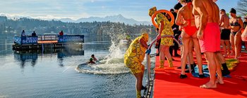 Neujahrsschwimmen in Velden: Ein kalter Sprung ins neue Jahr