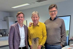 Werner Koban wurde von seinem Abteilungsleiter DI Robert Piechl und Stadtplanungsreferent Vizebürgermeister Ronald Rabitsch in den wohl verdienten Ruhestand verabschiedet. Foto: Büro Rabitsch