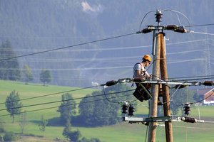 Unbestimmten Grades verletzt: Strommast kippte mit Arbeiter um. Foto: Symbolbild