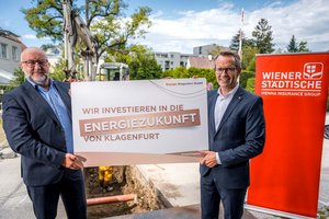 Erwin Smole (Vorstand Stadtwerke Klagenfurt) und Ferdinand Bucher (Landesdirektor Wiener Städtische Kärnten/Osttirol) bei der Besichtigung der Fernwärme-Baustelle. Foto: STW/Michael Stabentheiner