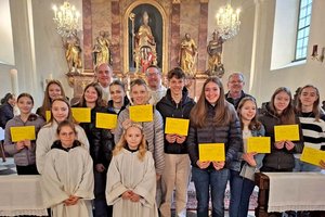 Die Gurnitzer Firmlinge mit den Ministrantinnen, Diakon Oliver Günther, Pfarrer Nikolaus Preis und Pastoralassistent Smiljan Petrovic. Foto: Günther Gasper