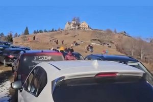 Straße gesperrt: Sonnenhungrige stürmten den Magdalensberg. Foto: Klagenfurt Elite