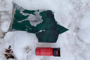 Durch die Explosion weggeschleudertes Stahlblech-Fragments des zerstörten Mülleimers in Velden. Dieses wurde gut 50 Meter vom Ort der Explosion entfernt aufgefunden. Foto: Landespolizeidirektion Kärnten