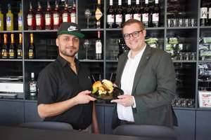 Sameer Noori begrüßte Wirtschaftsstadtrat Julian Geier in seinem Lokal „Top Burger“ am Kardinalplatz 8. Foto: StadtKommunikation/Zechner
