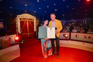 Bürgermeister Christian Scheider verlieh bei der Charity Veranstaltung im Circus Dimitri die Dank- und Anerkennungsurkunde der Landeshauptstadt Klagenfurt an das Ballettzentrum Klagenfurt. Foto: StadtKommunikation/Bauer