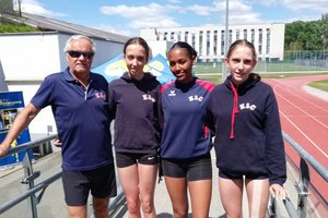 Betreuer Peter Stattmann mit Ana und Ina Slamanig, die gemeinsam mit Merci Bekuretsion (v.l.) den österreichischen 3 x 800-Meter-Titel zum KLC.holten. Foto: KLC/KK