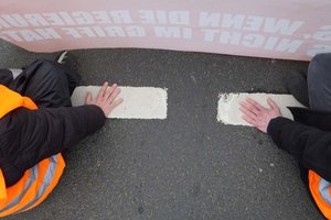 „Klimakleber“ der „Letzten Generation“ planen am Mittwoch in Klagenfurt eine Straßenblockade. Foto: Letzte Generation