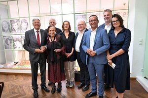 LH Peter Kaiser, Peter Pakesch, Maria Nicolini, Natalie Lettner, Alexander Gerdanovits, StR. Mag. Franz Petritz, Adi Kulterer, Brigitte Winkler-Komar. Foto: LPD Kärnten/Helge Bauer