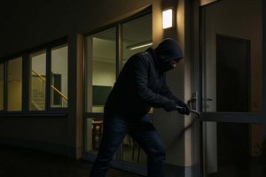 Hausmeister beobachtet 43-Jährigen bei Einbruch in Klagenfurter Schule. Foto: Symbolbild