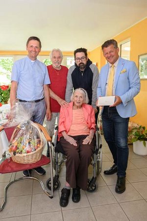 Erna Lukas freute sich über den hohen Geburtstagsbesuch. Foto: StadtKommunikation/Hude