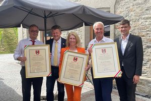 Die drei Geschäftsführer: Ulrike Schrott-Kostwein, Dipl.-Ing. Hans Kostwein und Heinz Kostwein sowie Bürgermeister Christian Scheider und Landeshauptmann-Stellvertreter Martin Gruber. Foto: Bürgermeisterbüro