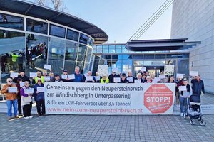 Mitglieder der Bürgerinitiative „Nein zum Neupersteinnbruch!“ vor dem Kärntner Landesarchiv in Klagenfurt. Foto: KK