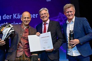 Ehrung Werner Müller mit LH Peter Kaiser und Landessportdirektor Arno Arthofer. Foto: LPD Kärnten/Bauer