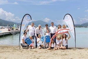 Kärntner Schwimmoffensive „Schwimm dich fit und gesund“. Am Bild (v.l.): Klaus Brandstätter, Magdalena Bina, LH Peter Kaiser, LR.in Beate Prettner, LR Daniel Fellner, Lilli und Magdalena Juvan sowie Annika Felder und Kinder. Foto: LPD Kärnten/Just