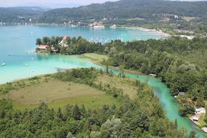  Blick auf das Europaschutzgebiet Lendspitz-Maiernigg in der Wörthersee Ostbucht im Vordergrund und Strandbad Klagenfurt im Hintergrund. Foto: E.C.O. Institut für Ökologie