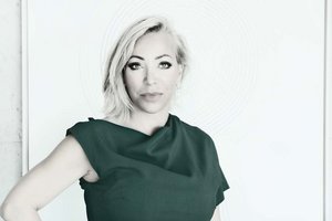 Künstlerin Sabine Wiedenhofer, die Bühne, Kostüme und Lichtdesign verantwortet. Foto: zVg