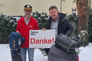 Bürgermeister Christian Scheider übergibt Schlafsäcke an die Notschlafstelle der Caritas. Foto: Büro Bürgermeister
