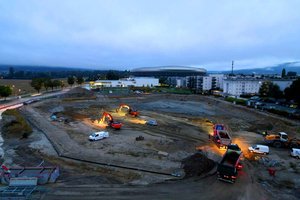 Parallel zum Baustellenaushub beginnt ab Mitte Oktober die abschnittsweise Herstellung der Bodenplatte. Foto: Michael Stabentheiner