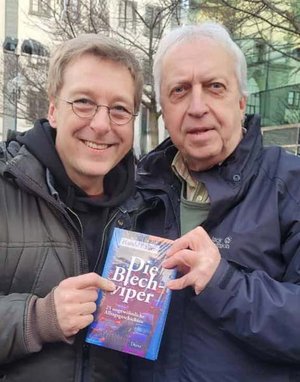 Keine Angst vor der „Blechviper“: Der beliebte Rosenheim-Cop Michi Mohr alias Max Müller (li) mit Autor Harald Raffer in Klagenfurt. Foto: Sieglinde/KK