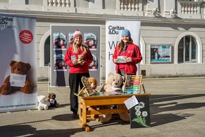„Der verlorene Bär“: Aktion in Klagenfurt hilft Kindern im Kosovo. Foto: Caritas/Johannes Leitner