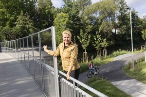 Stadträtin Sandra Wassermann BA begutachtete die neue Lärmschutzwand, den Radweg und die neue Beleuchtung beim Glankraftweg. Foto: StadtKommunikation/Just
