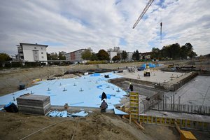 Hallenbadbaustelle mit XPS Dämmung (blau) und Ankerpfählen. Foto: STW/Helge Bauer
