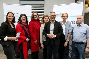 Das Streetwork-Team mit den Vertretern der Politik beim Tag der offenen Tür. Foto: StadtKommunikation/Krainz