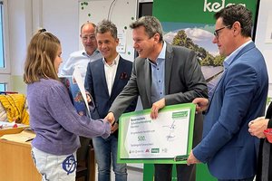 ildungsreferent LR Daniel Fellner (mit Tafel) mit Andreas Pregl (li.) bi der Verleihung des Taschengeld-Führerscheins. Foto: Büro LR Fellner