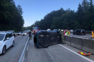 Unfall auf A 2: Schaulustige gefährden und behindern Feuerwehr. Foto: FF Krumpendorf