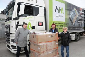 Bürgermeister Christian Scheider, Jutta Gütler mit Sohn Thomas von der TKA Holding GmbH verabschiedeten heute gemeinsam den ersten LKW in Richtung Czernowitz. Foto: StadtKommunikation/Krainz