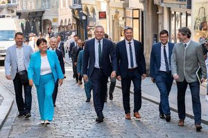 Länderkonferenz Steiermark - Kärnten: Die Mitglieder der Steiermärkischen Landesregierung spazierten gemeinsam mit den Mitgliedern der Kärntner Landesregierung durch die Sporgasse zur Grazer Burg. Foto: Land Steiermark/Robert Binder