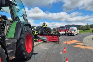 Vollbeladener Anhänger kippt um: Traktorfahrer verletzt. Foto: FF Moosburg
