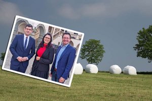 Agrarreferent LHStv. Martin Gruber, Naturschutzreferentin LRin Sara Schaar und LK-Präsident Siegfried Huber präsentieren eine praxistaugliche Lösung für die Siloballenlagerung. Foto: KK
