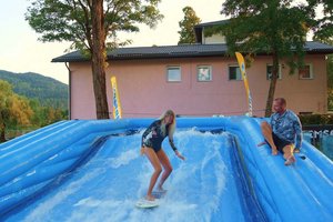 Hobbysportler und Profis haben ihr Können auf der Surfwelle getestet. Foto: David Moser/WRTG