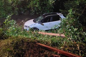 Bei St. Veit: 18-jähriger Autolenker landete in einem Bach. Foto: Feuerwehr St.Donat