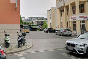 Ausfahrt BKS-Tiefgarage: Stopptafel soll für mehr Sicherheit bei Radfahrern sorgen. Foto: zVg
