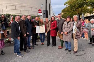 Vertreter der Klagenfurter Stadtpolitik gratulierten zur Auszeichnung an Familie Rogatschnig. Foto: Büro Bgm. 