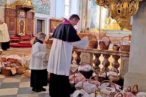 Das Foto zeigt Dompfarrer Dr. Peter Allmaier bei der Segnung der Speisen in der Klagenfurter Domkirche. Foto: Mein Klagenfurt