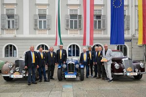 Der Kärntner Motor Veteranen Club feiert heute sein 50-jähriges Bestehen. Vizebürgermeister MMag. Dr. Alexander Kastner begrüßte den Club am Neuen Platz. Foto: StadtKommunikation / Hude
