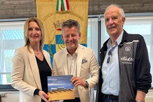 Bürgermeister Christian Scheider mit der Bürgermeisterin von Lignano, Laura Giorgi und Tourismus-Stadtrat Massimo Brini freuen sich, die Plakatkampagne heuer wieder durchführen zu können. Foto: Büro Bgm.