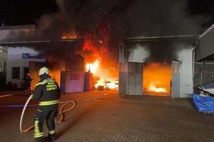 Heute Früh: Feuer in KFZ-Meisterbetrieb. Foto: Berufsfeuerwehr Klagenfurt