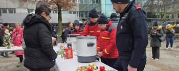 Die Feuerwehrjugend verteilte im Anschluss an die Festmesse zum 4. Adventssonntag in der Domkirche Klagenfurt das Friedenslicht. Foto: Mein Klagenfurt