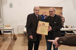 Obmann Johann Archer und Bgm. Christian Orasch bei der Verleihung der Wappenuhrkunde. Foto: Marktgemeinde Ebenthal