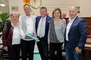v.l. Elke Brunner (Leiterin Seniorenheim Hülgerthpark), Sänger Rene Rumpold, Bürgermeister Christian Scheider, Pianistin Barbara Rektenwald und Joachim Katzenberger (Leiter der Abt. Soziales). Foto: StadtKommunikation / Wajand
