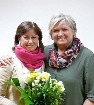 Manuela Muchar übergibt Angelika Schurek. Foto: Singkreis Seltenheim 